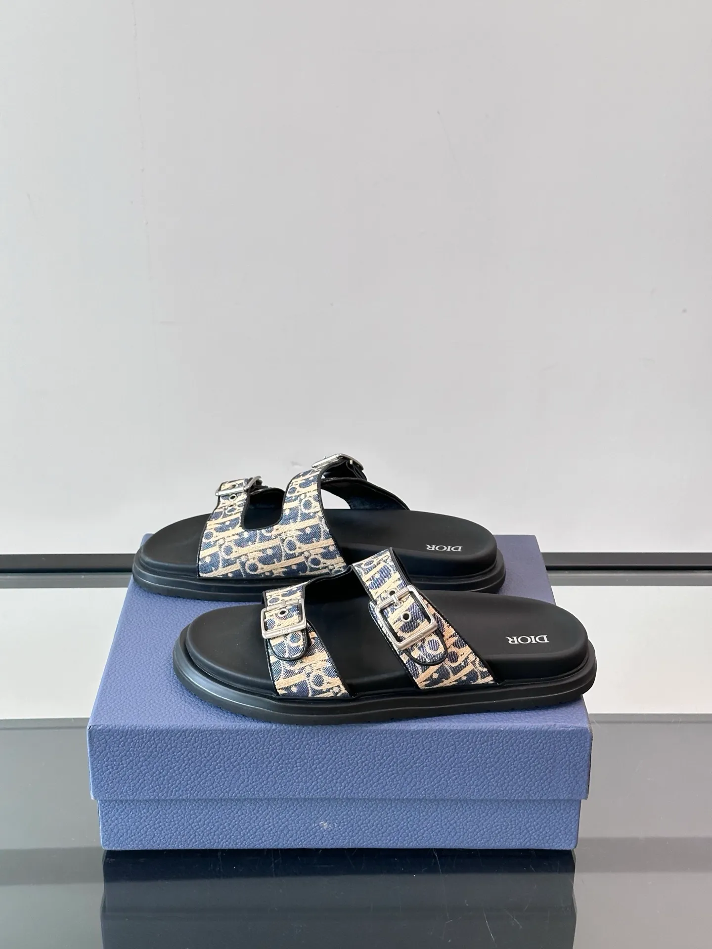 Factory price: 300💰Dior Aqua men's sandals and slippers. Showcasing Dior haute couture design. The Dior gray suede strap is accented with an aluminum Dior buckle for added style. Paired with a comfortable tonal notch sole, they pair easily with shorts or jeans for a sophisticated look. Main body: suede cow leather, technical fabric lining: cow leather, with adjustable straps, aluminum Dior buckle, Dior gray EVA insole, tonal notch rubber outsole splicing structure👌👌 size: 38-44 (45.46 customized)